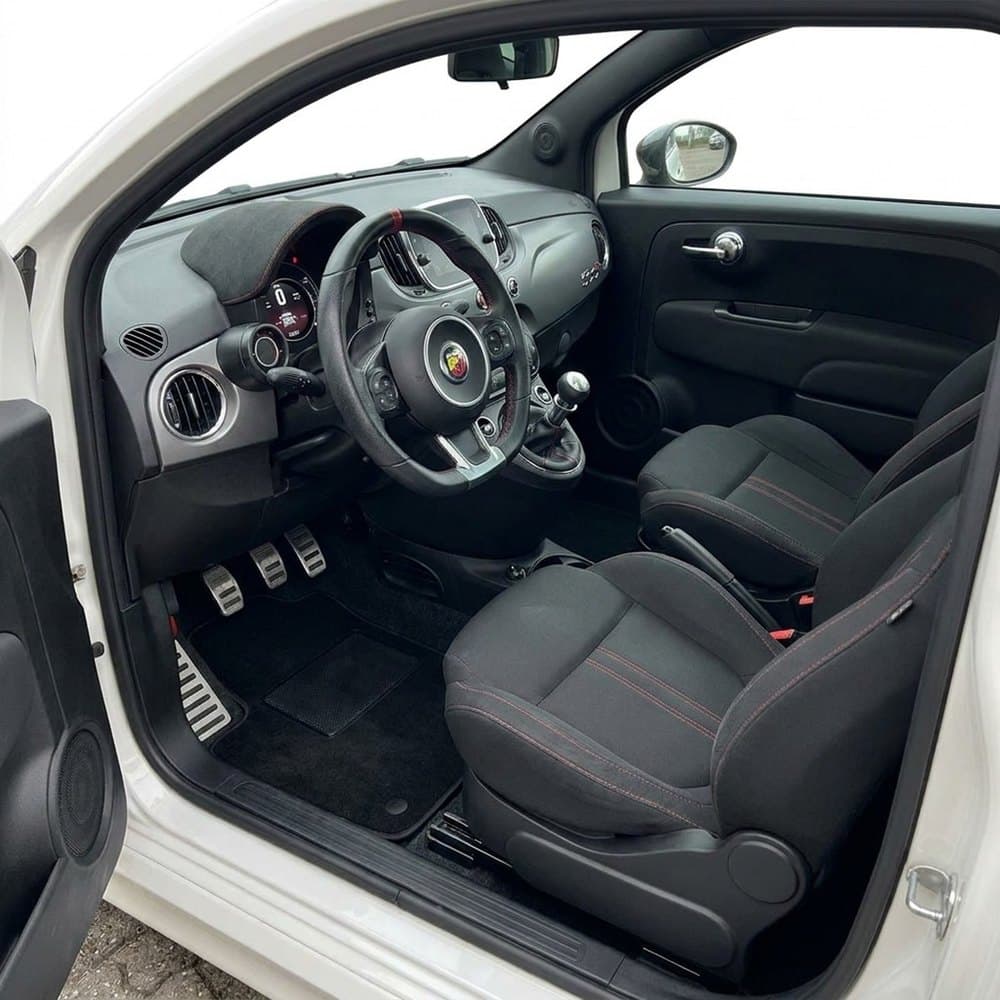 Tappetini in moquette Astro montati su Abarth 500 e 500c (2015-)