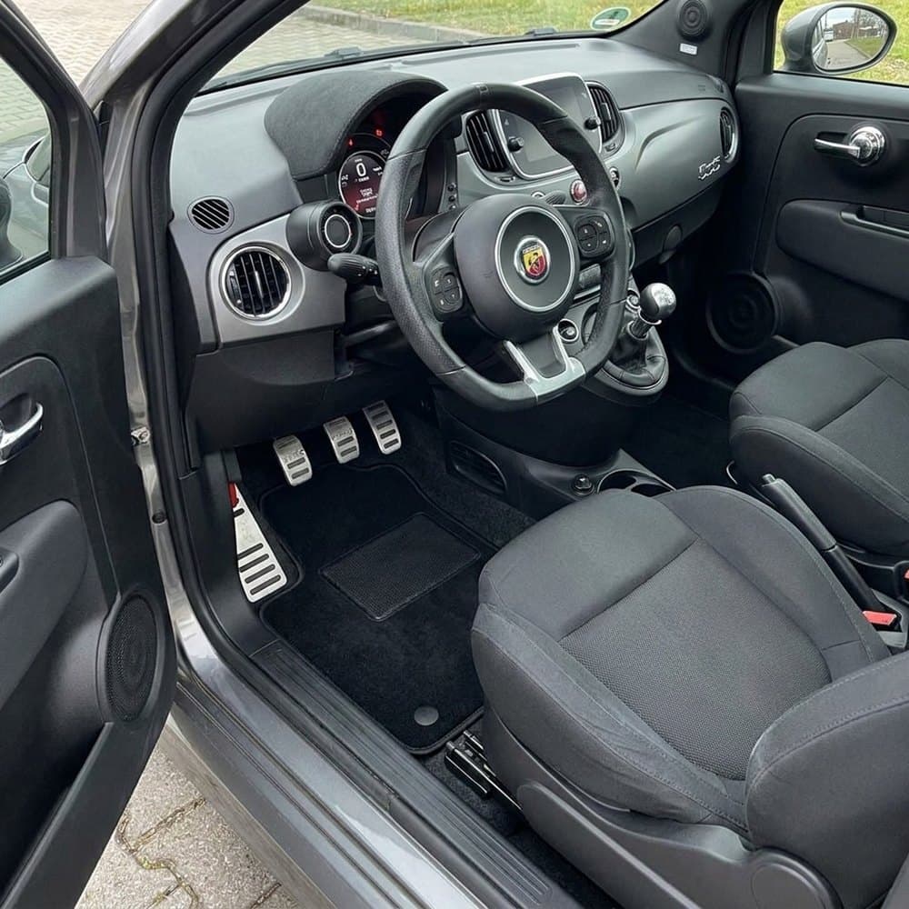 Tappetini in moquette Astro montati su Abarth 595 e 695 (2016-)