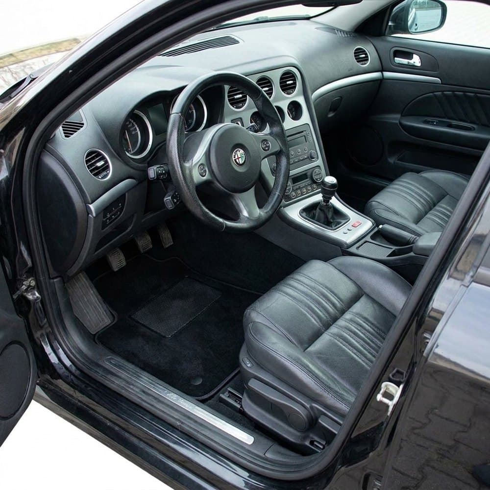 Tappetini in moquette Astro montati su Alfa Romeo 159 Berlina e SW (2005-2010)