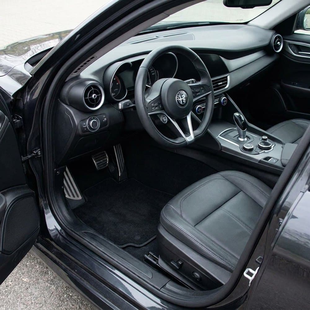 Tappetini in moquette Astro montati su Alfa Romeo Giulia (2016-)