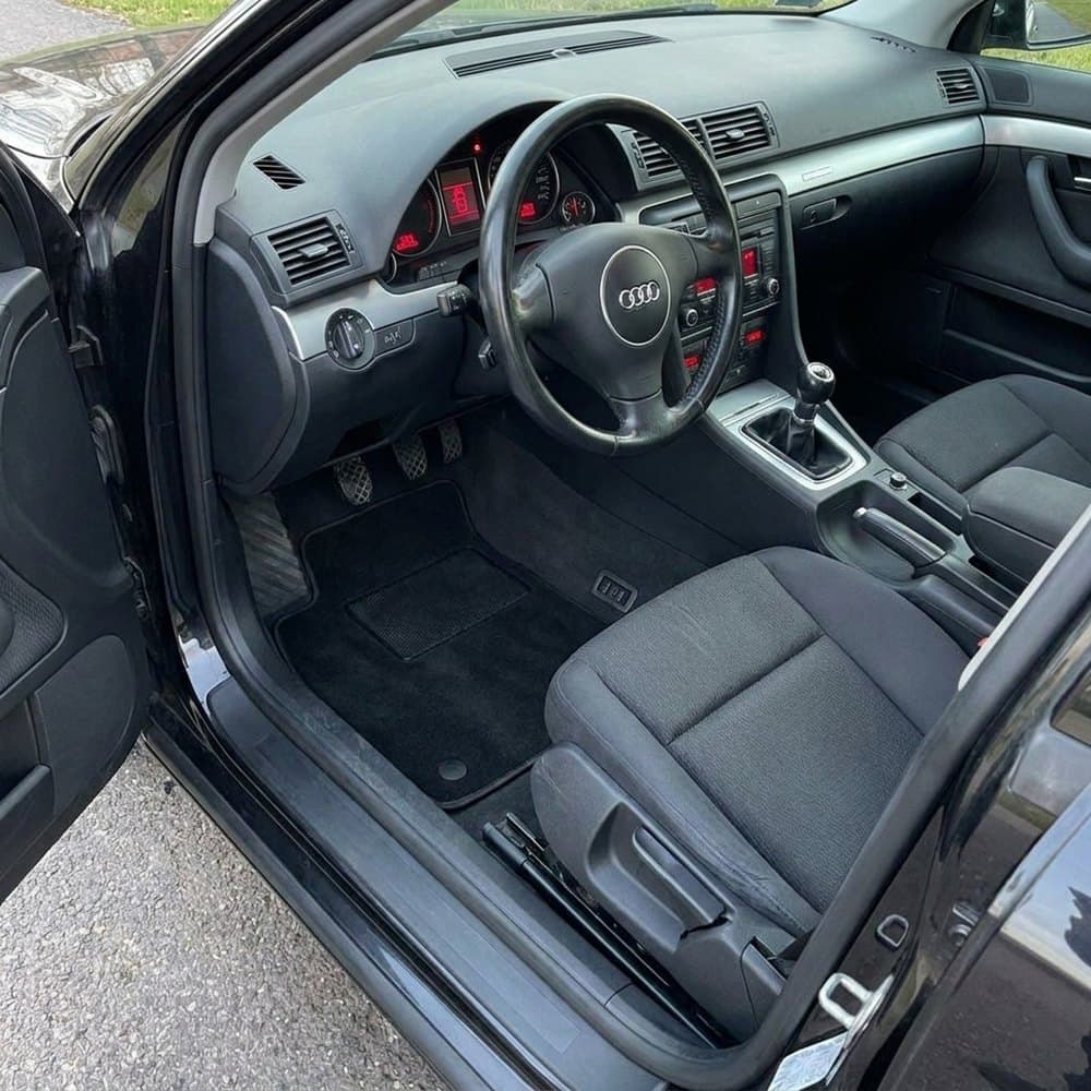 Tappetini in moquette Astro montati su Audi A4 Berlina e Avant (2000-2004)