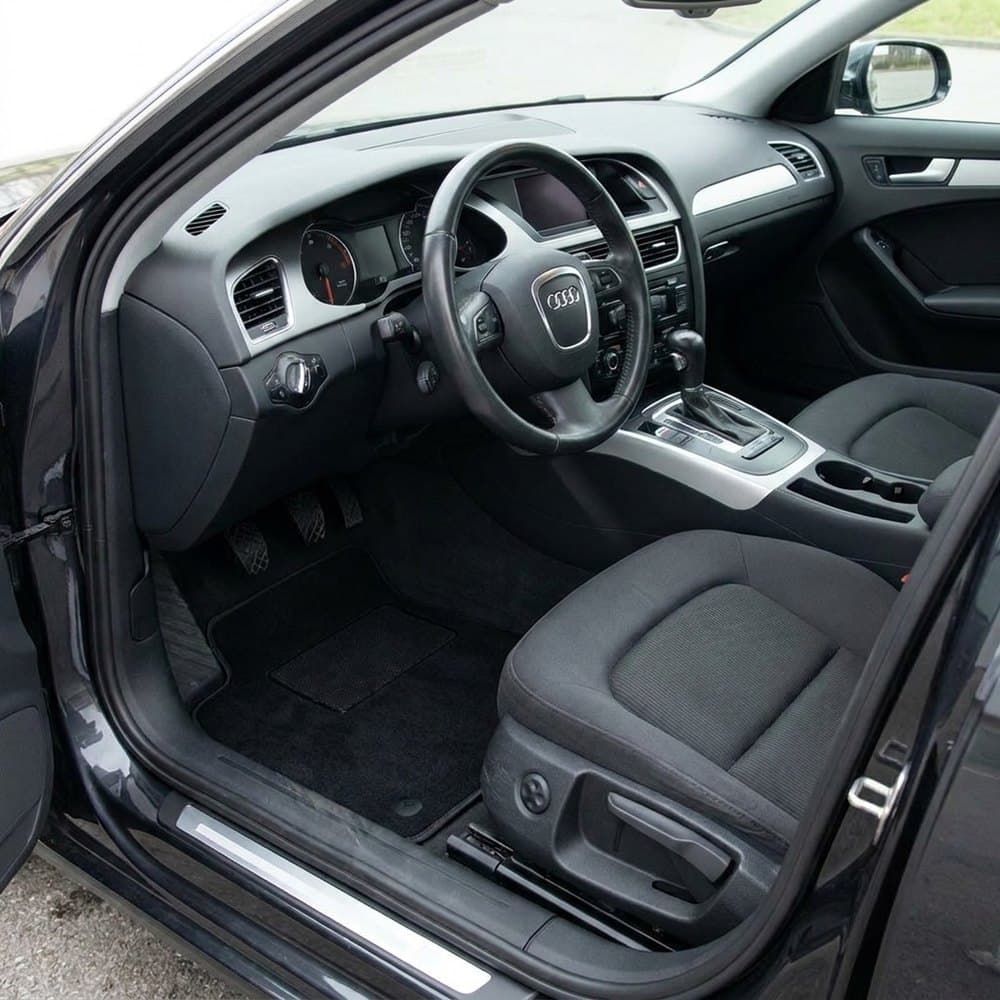 Tappetini in moquette Astro montati su Audi A4 Berlina e Avant (2007-2015)