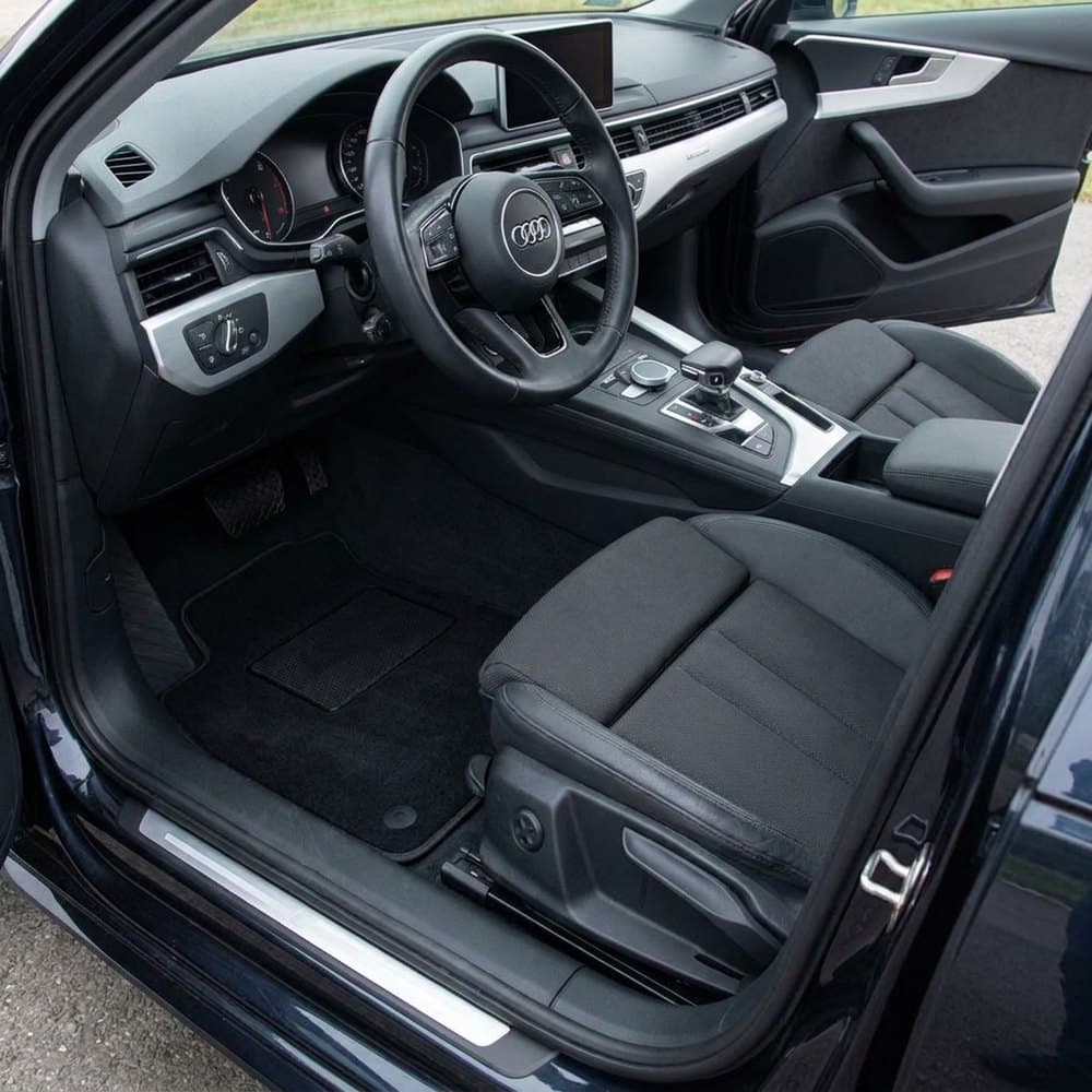 Tappetini in moquette Astro montati su Audi A4 Berlina e Avant (2016-)