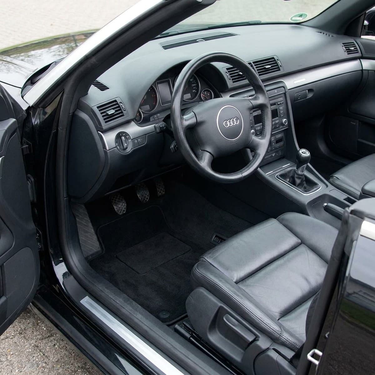 Tappetini in moquette Astro montati su Audi A4 Cabrio (2002-2004)