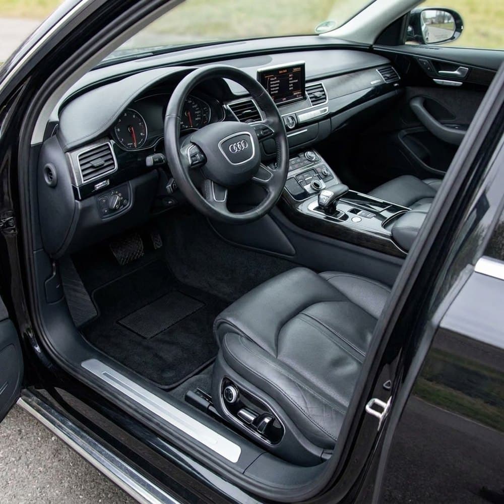 Tappetini in moquette Astro montati su Audi A8 (2010-2015)