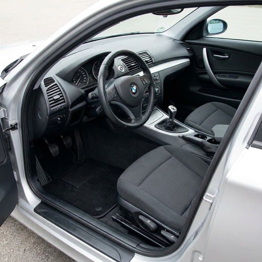 Tappetini in moquette Astro montati su BMW Serie 1 3/5 porte (2004-2011)