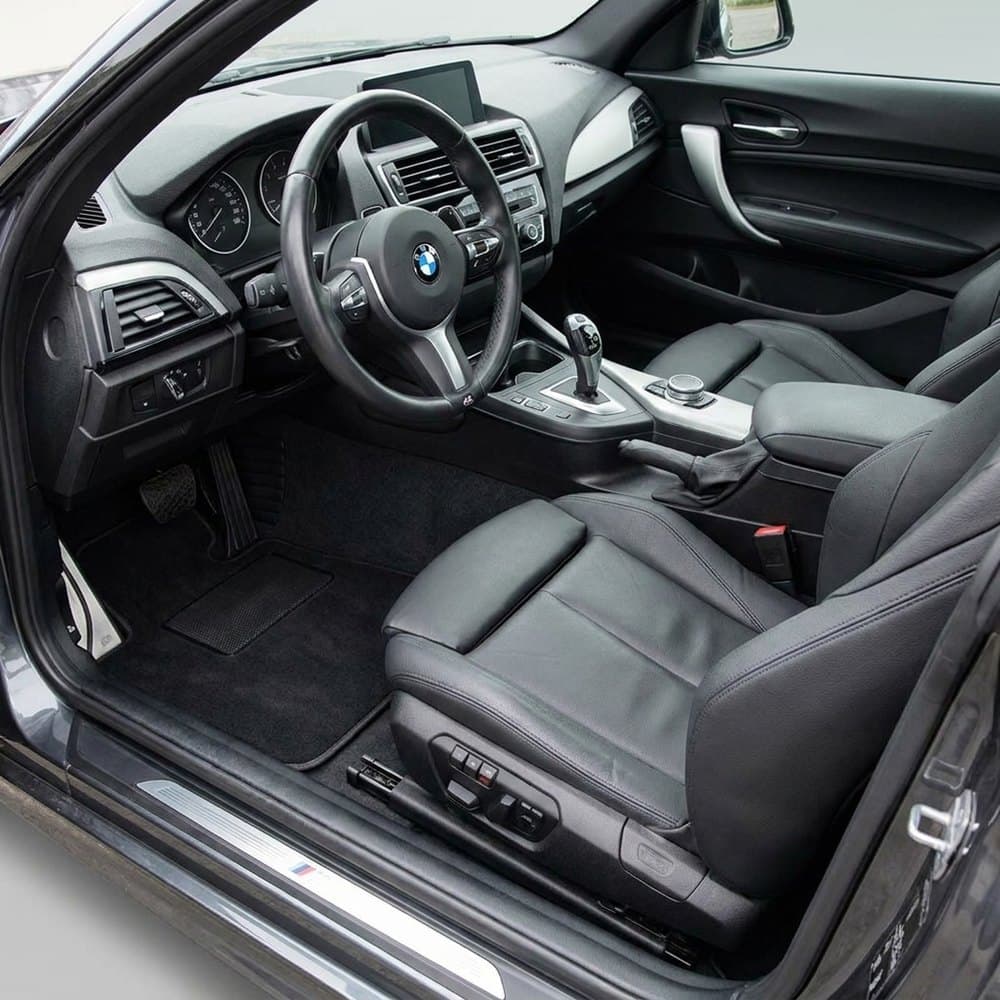 Tappetini in moquette Astro montati su BMW Serie 2 Coupé/Cabrio (2014-2021)