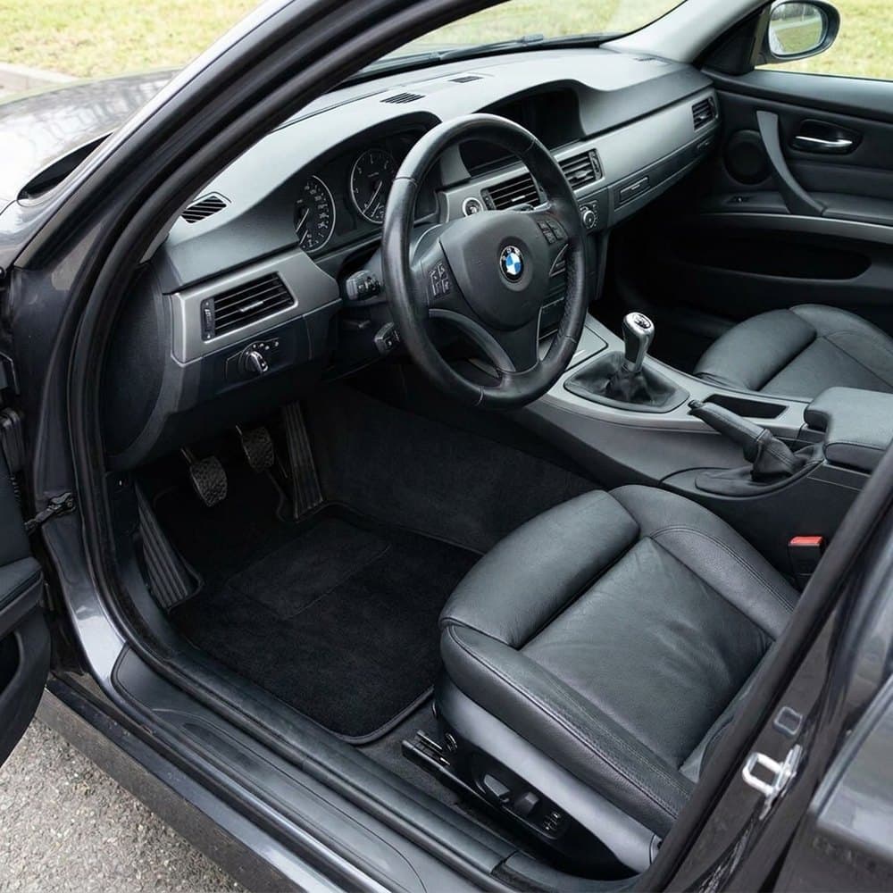 Tappetini in moquette Astro montati su BMW Serie 3 (E90-E91) Berlina e SW (2006-2013)
