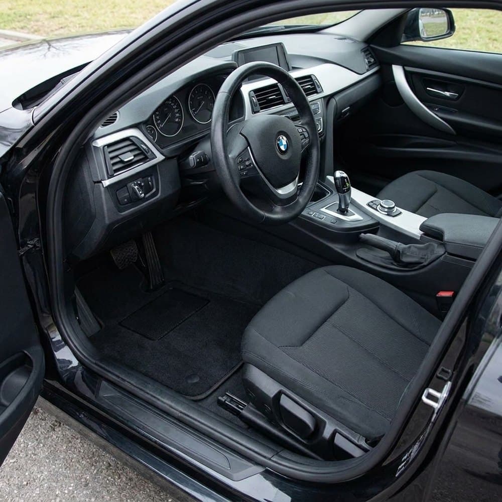 Tappetini in moquette Astro montati su BMW Serie 3 (F30-F31) Berlina e SW (2012-2019)