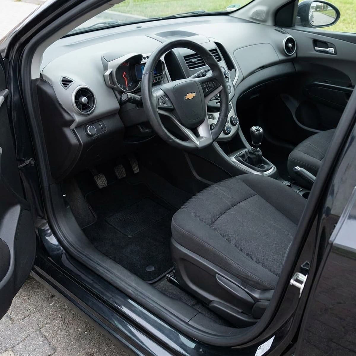 Tappetini in moquette Astro montati su Chevrolet Aveo 3/5 porte (2011-2015)