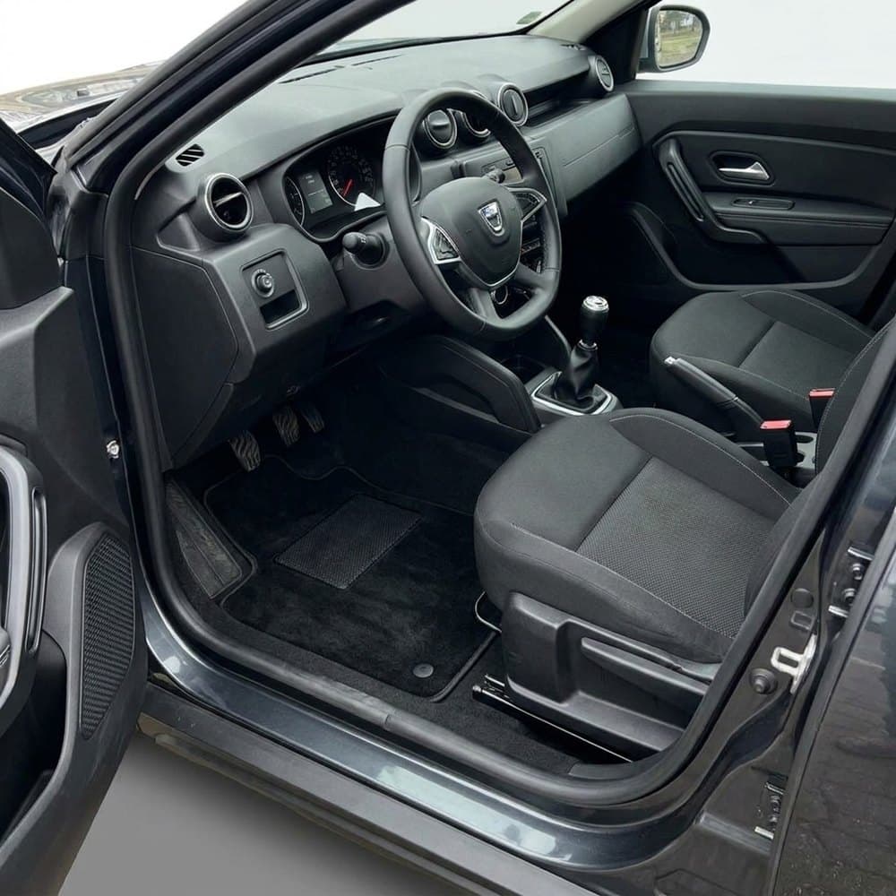 Tappetini in moquette Astro montati su Dacia Duster 4x4 (2018-)