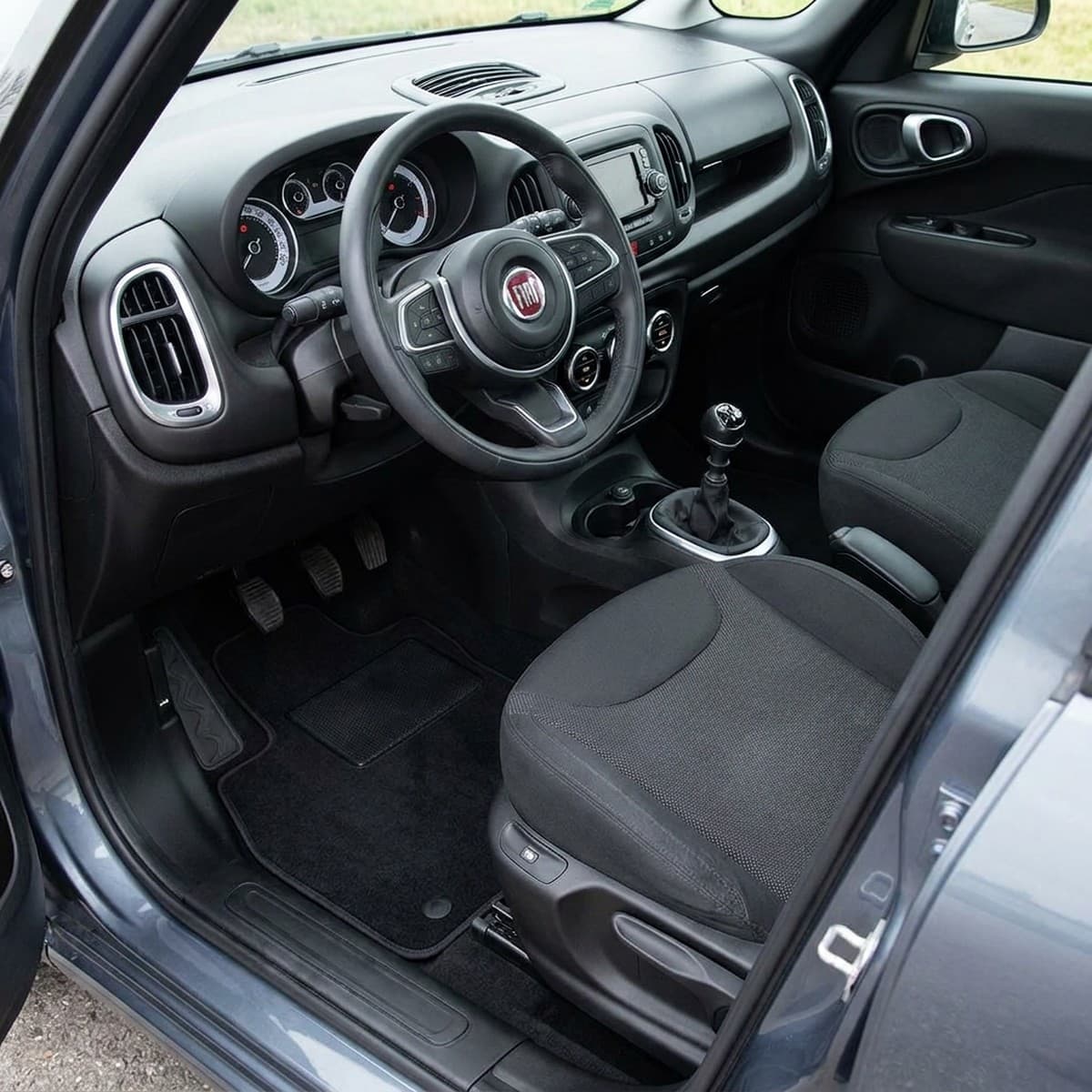 Tappetini in moquette Astro montati su Fiat 500L (2017-)