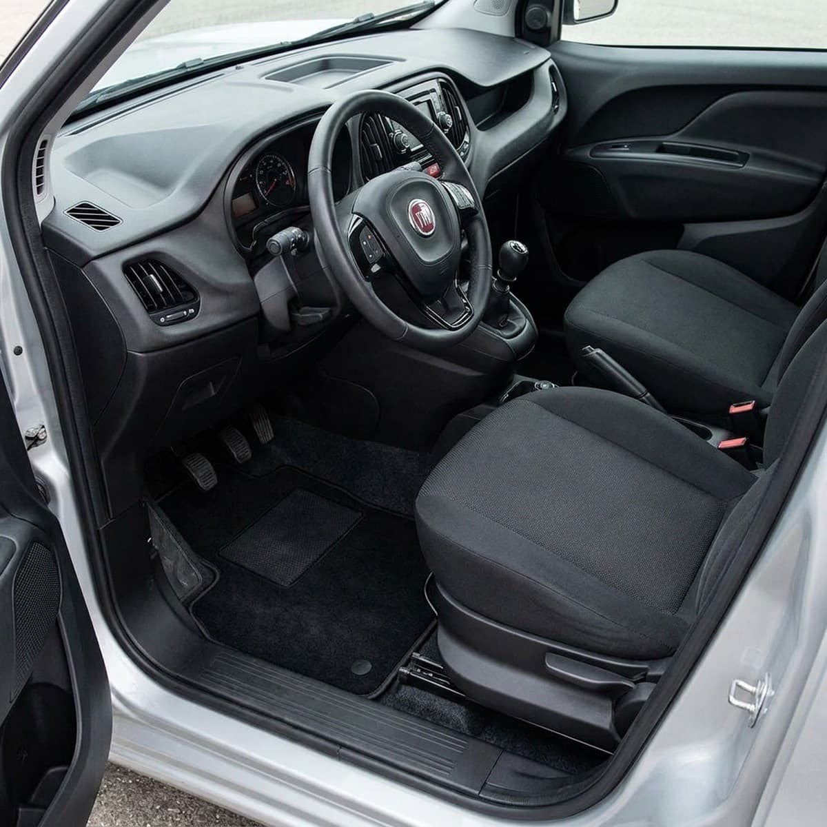Tappetini in moquette Astro montati su Fiat Doblò Van (2015-)