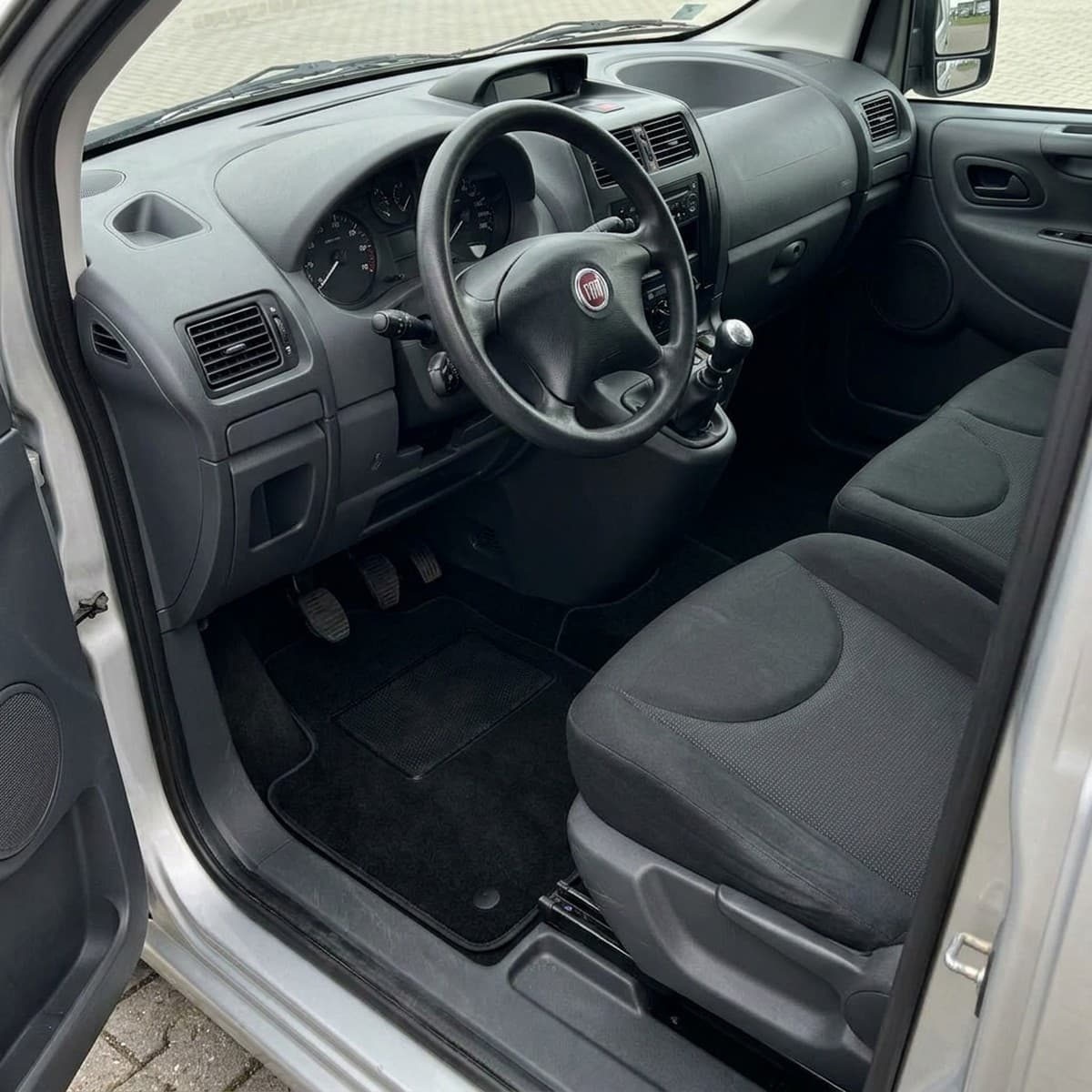 Tappetini in moquette Astro montati su Fiat Scudo (2007-2015)