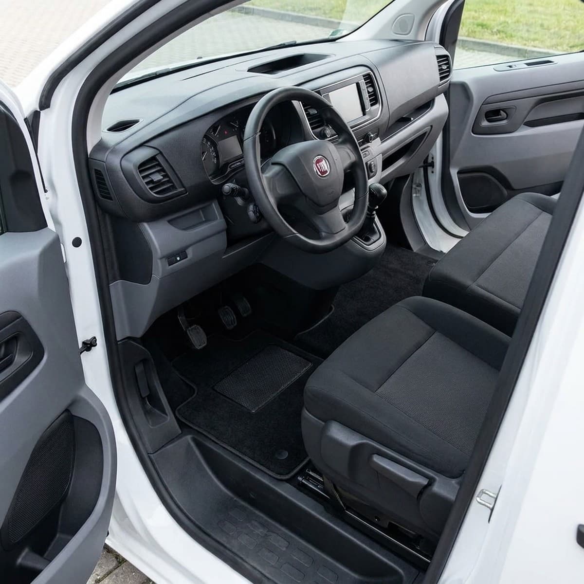 Tappetini in moquette Astro montati su Fiat Scudo (2022-)