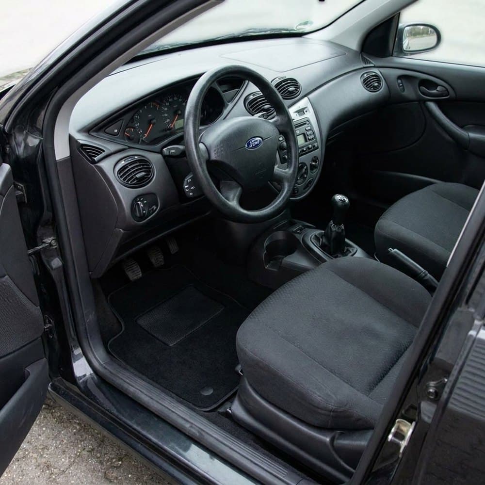 Tappetini in moquette Astro montati su Ford Focus 3/5 porte e SW (1998-2005)