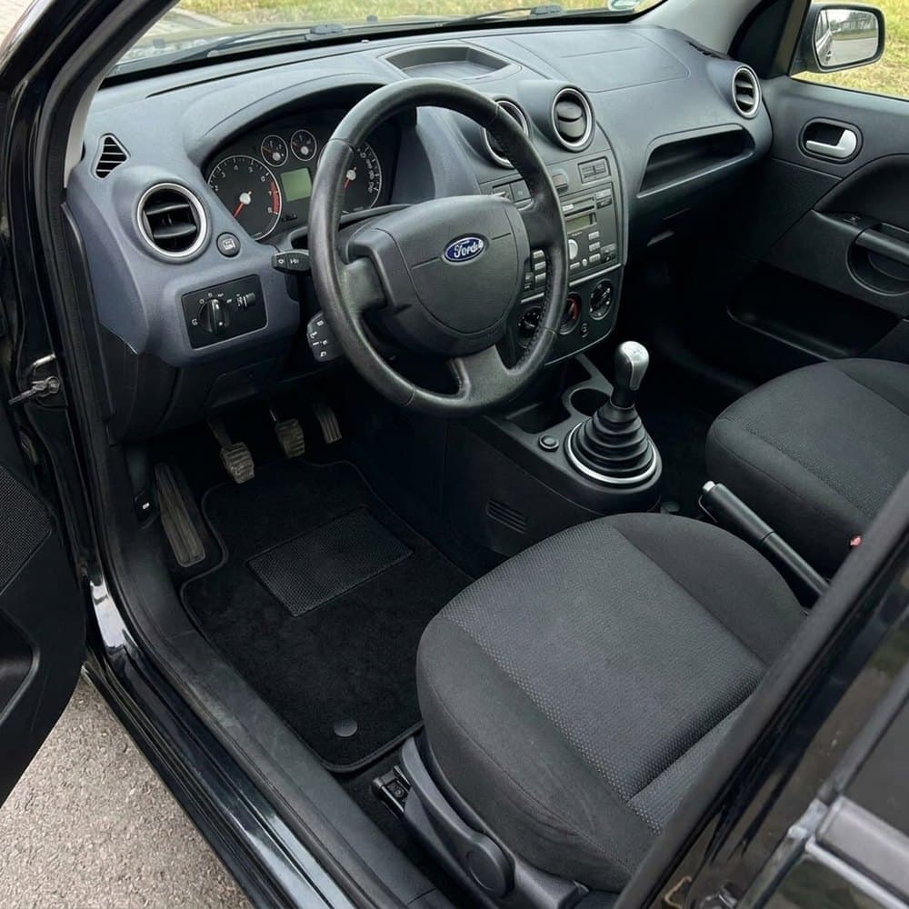 Tappetini in moquette Astro montati su Ford Fusion (2002-2005)