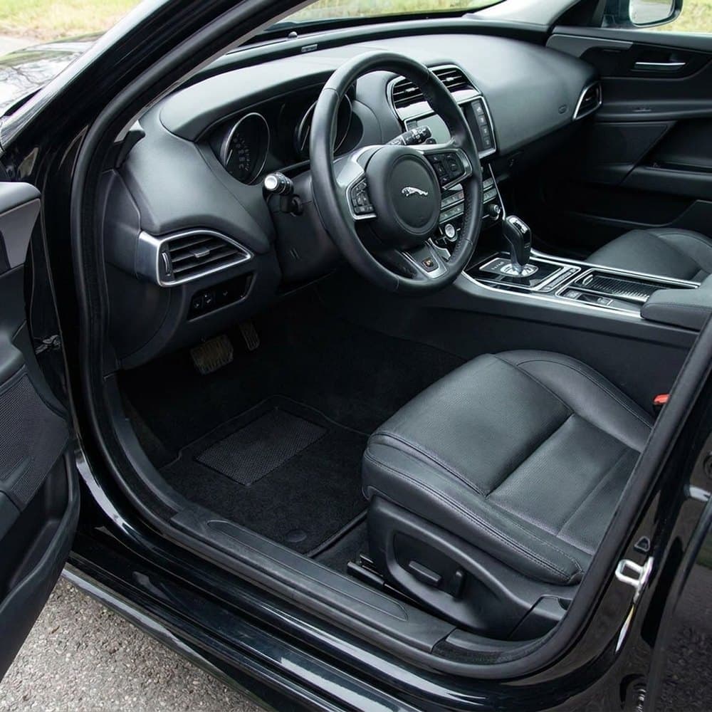 Tappetini in moquette Astro montati su Jaguar XE (2015-)