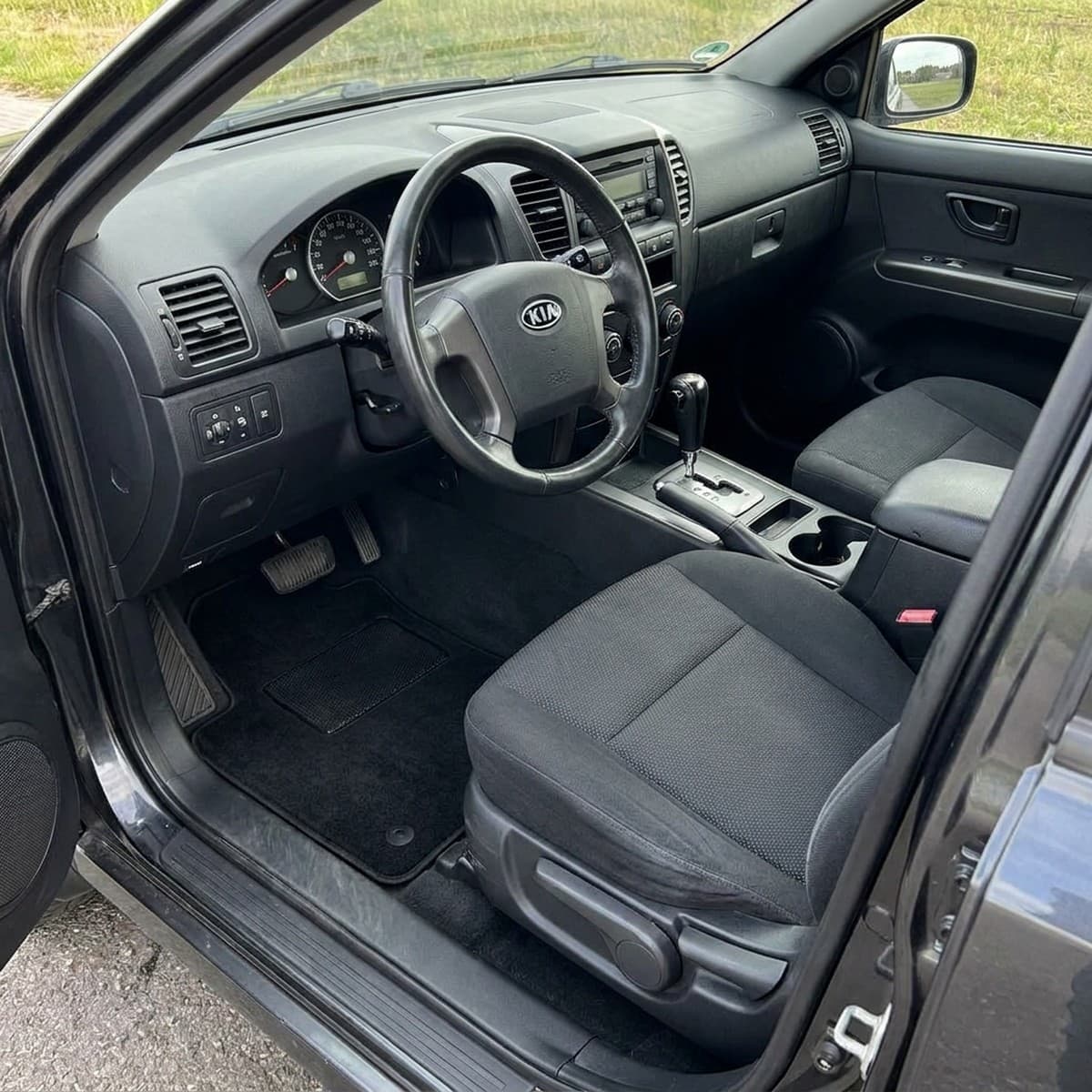 Tappetini in moquette Astro montati su Kia Sorento (2002-2008)