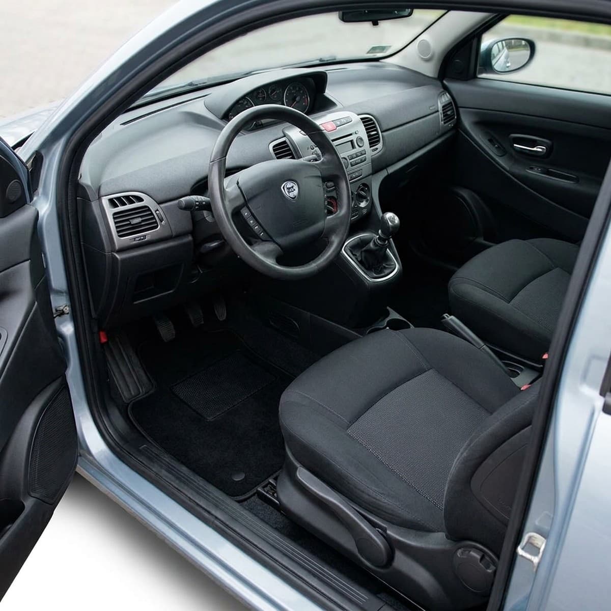 Tappetini in moquette Astro montati su Lancia Ypsilon 3 porte (2003-2011)