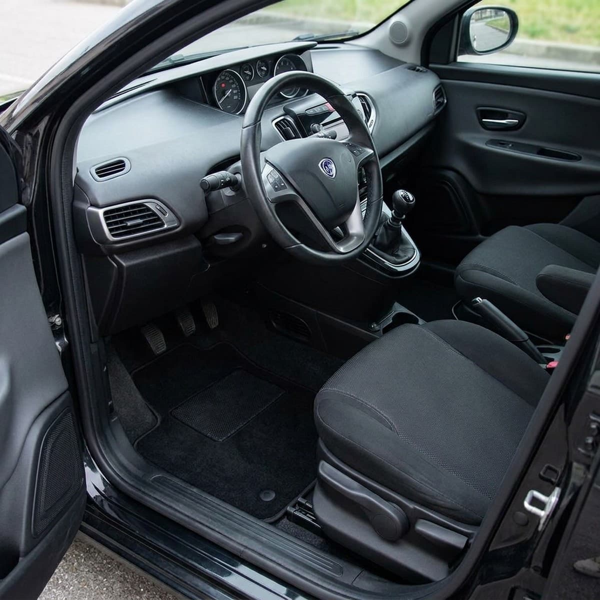 Tappetini in moquette Astro montati su Lancia Ypsilon 5 porte (2011-)