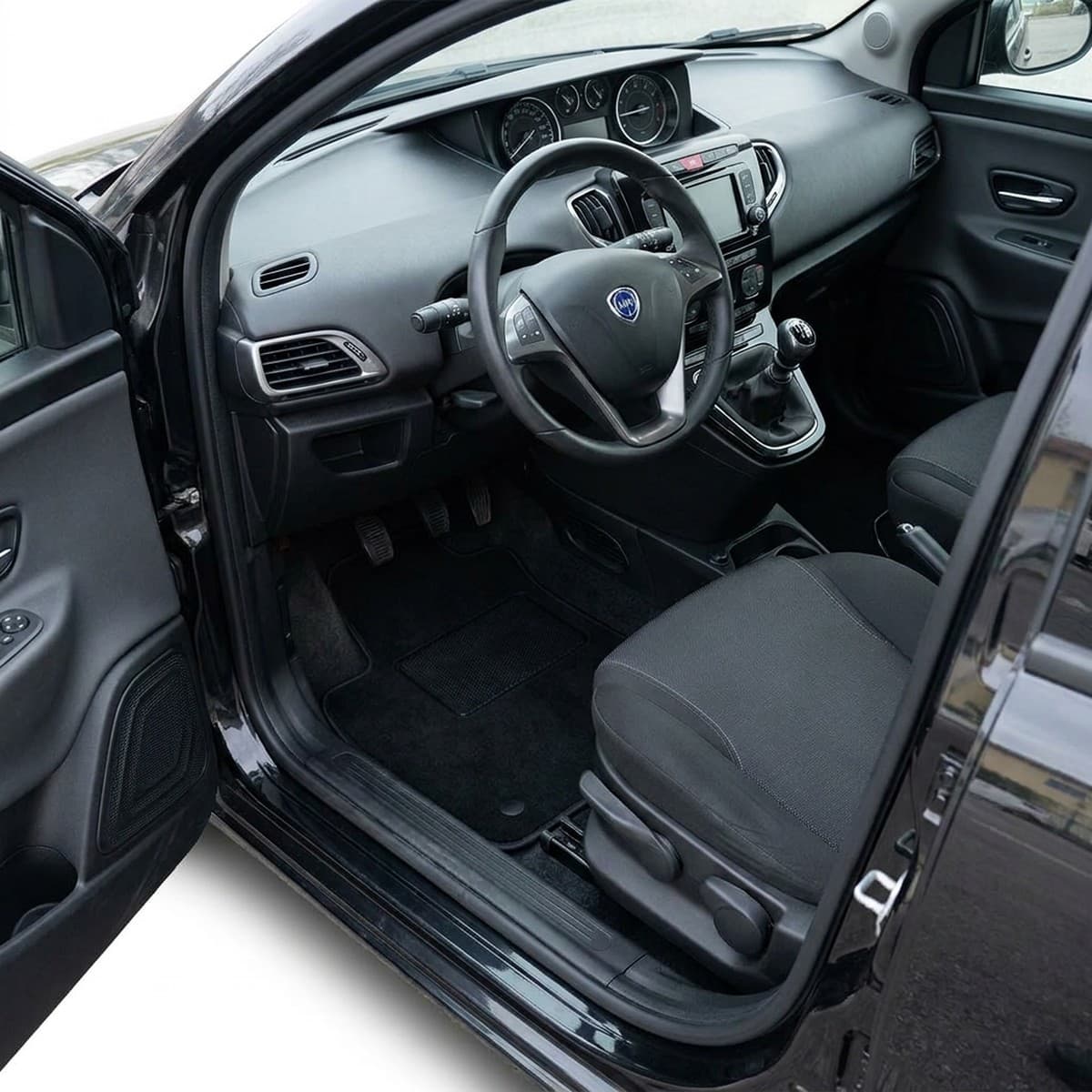 Tappetini in moquette Astro montati su Lancia Ypsilon Hybrid 5 porte (2021-)