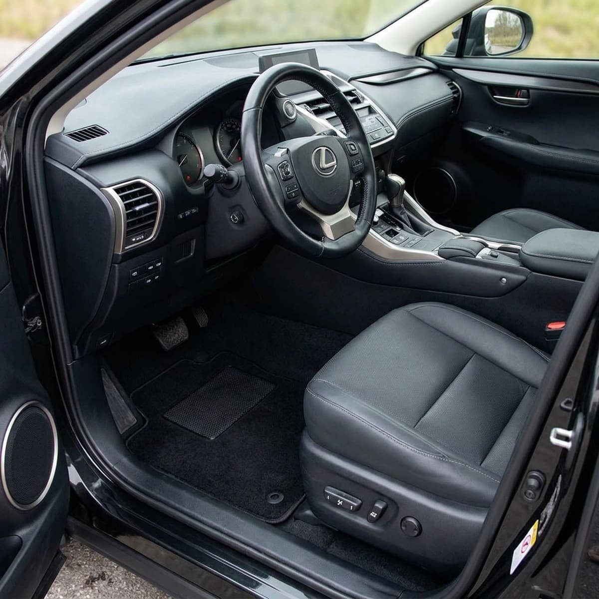 Tappetini in moquette Astro montati su Lexus NX (2014-)