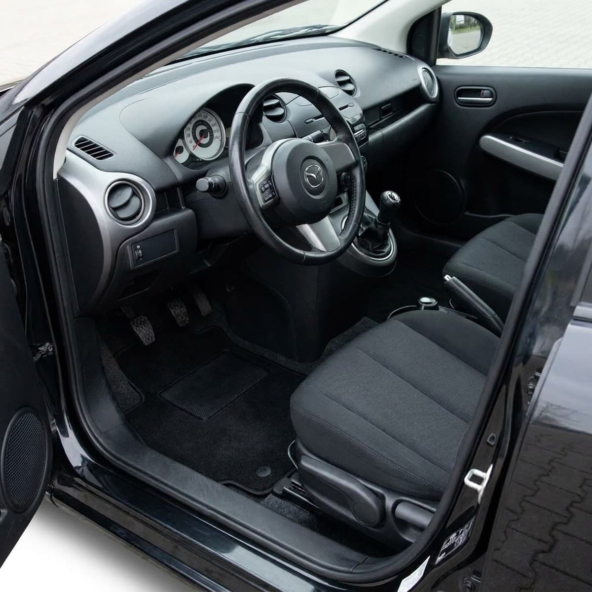Tappetini in moquette Astro montati su Mazda 2 (2008-2014)