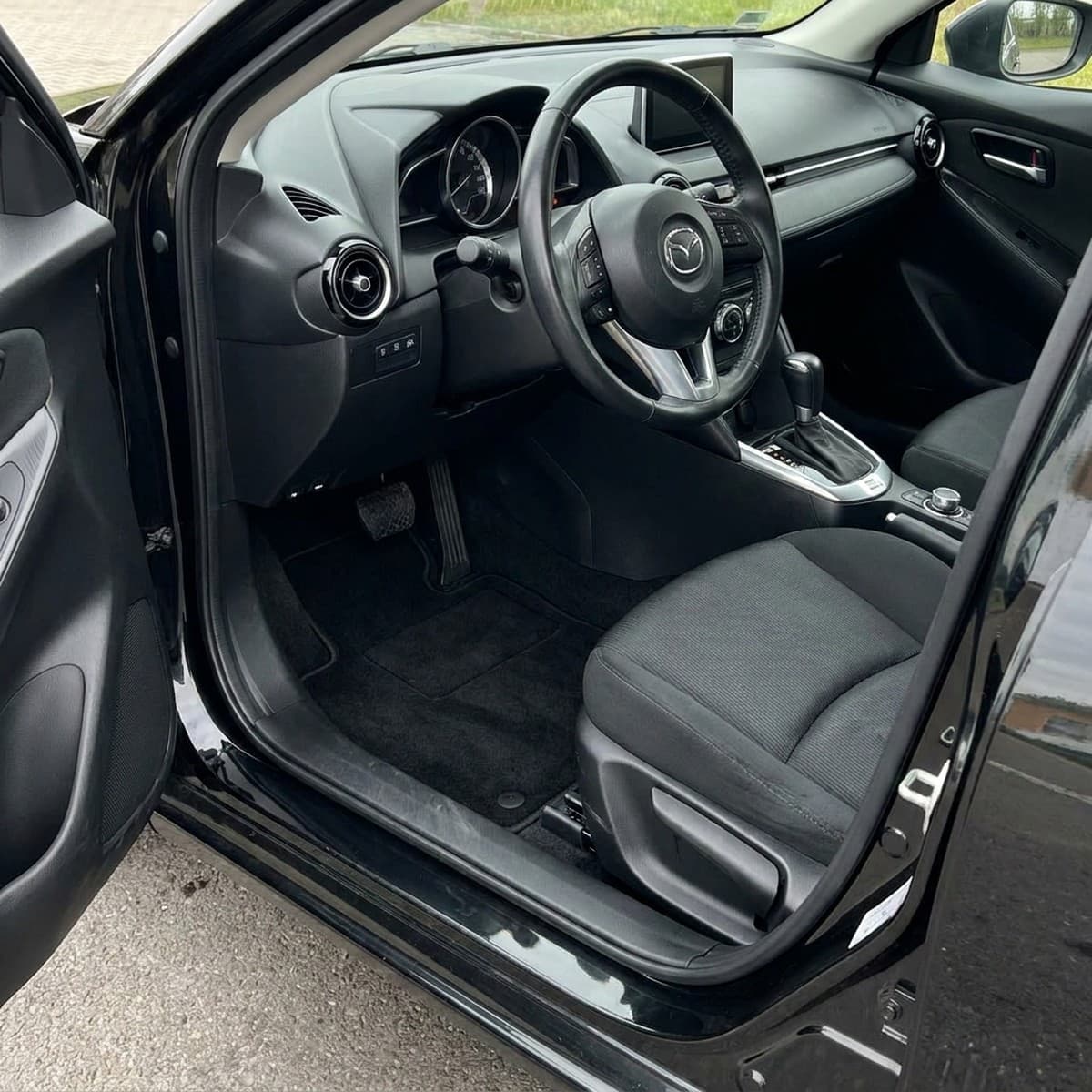 Tappetini in moquette Astro montati su Mazda 2 (2015-)