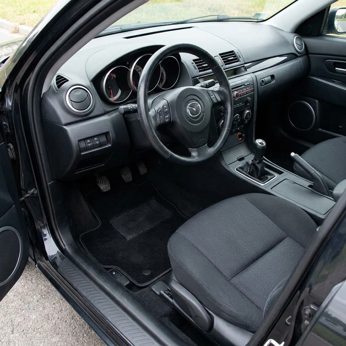 Tappetini in moquette Astro montati su Mazda 3 (2003-2009)