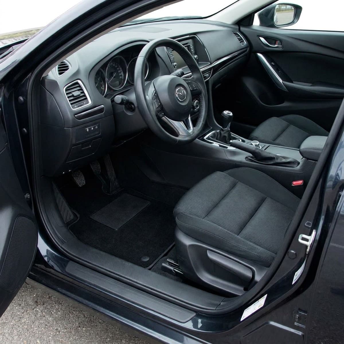 Tappetini in moquette Astro montati su Mazda 6 Berlina e SW (2013-)
