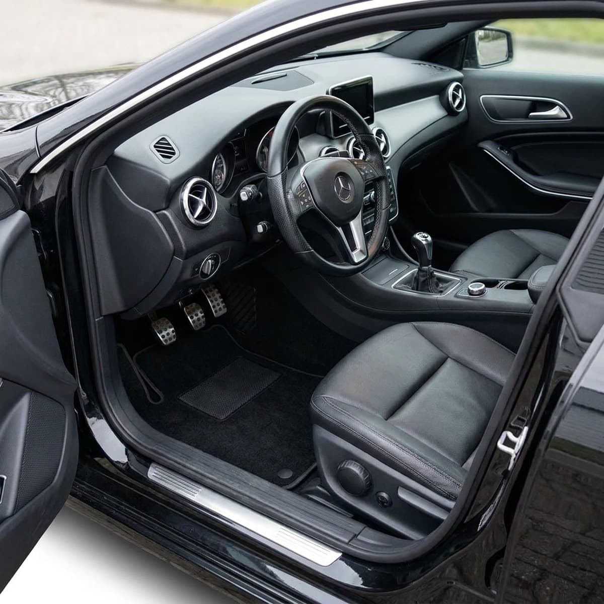 Tappetini in moquette Astro montati su Mercedes-Benz CLA 4 porte (2013-2019)