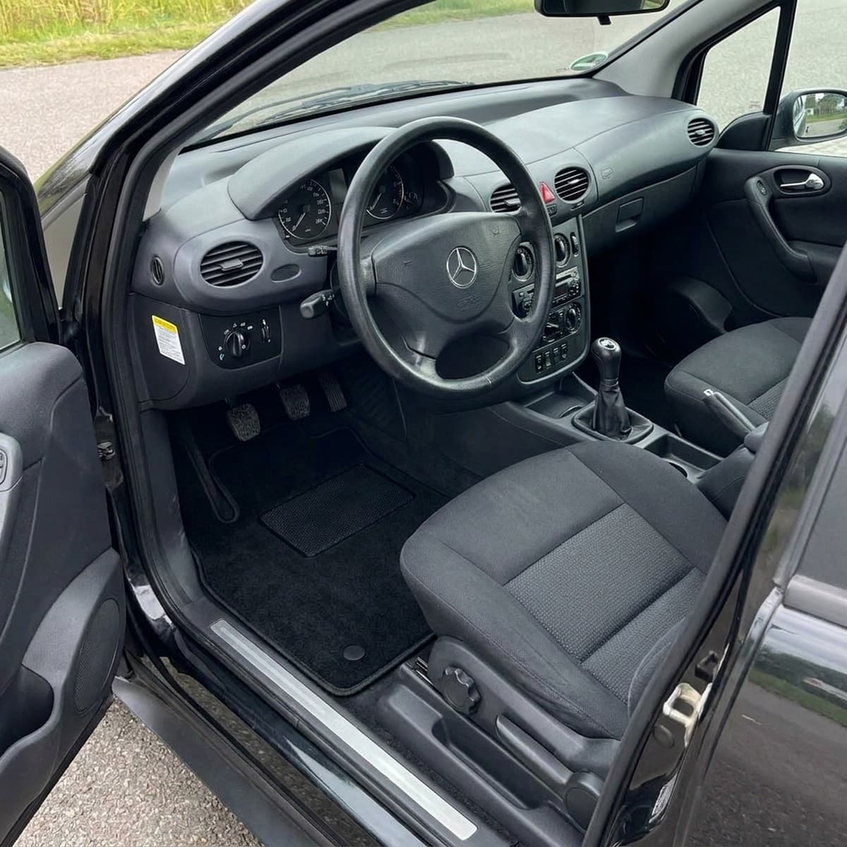 Tappetini in moquette Astro montati su Mercedes-Benz Classe A 5 porte (1998-2004)