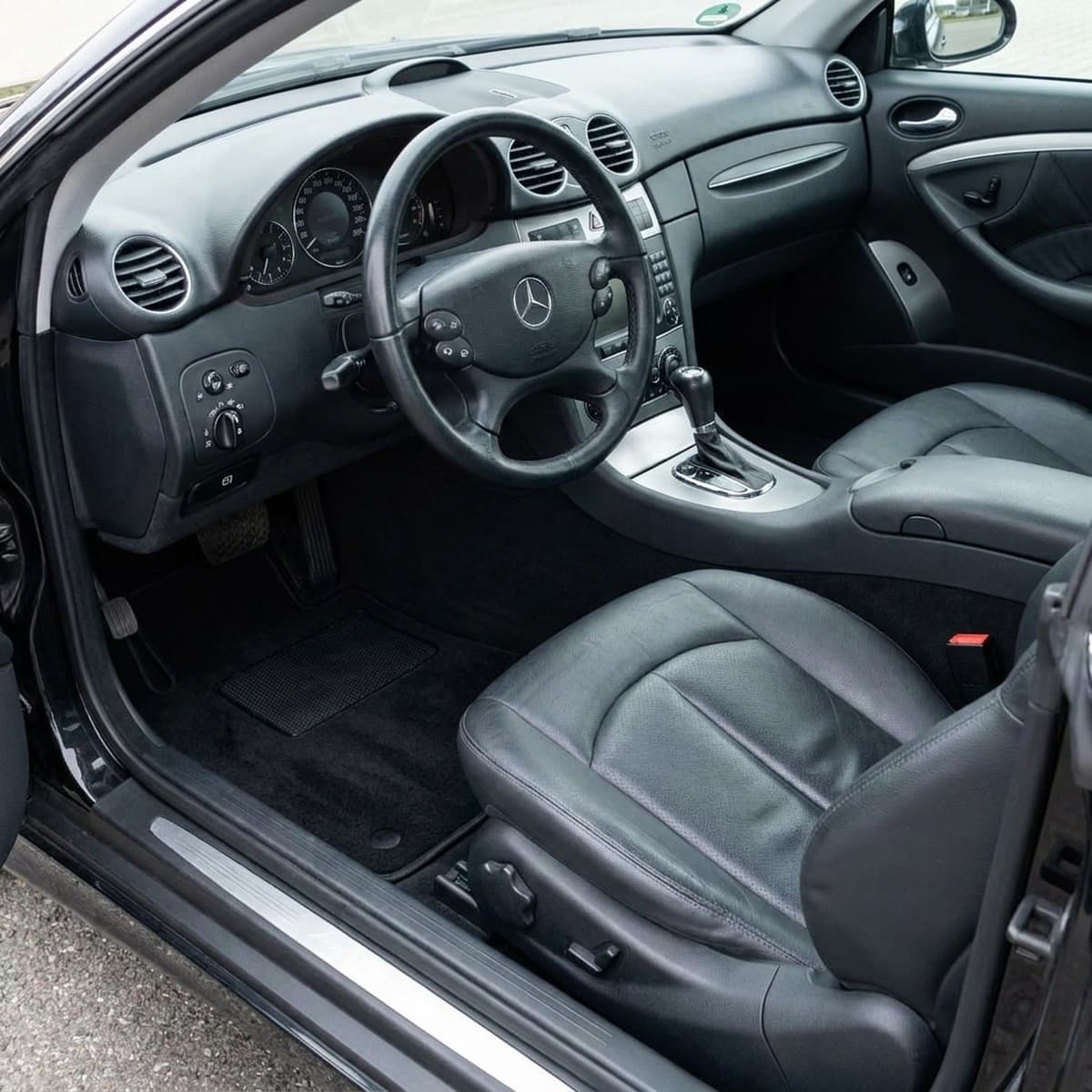 Tappetini in moquette Astro montati su Mercedes-Benz CLK Coupé/Cabrio (2004-2009)