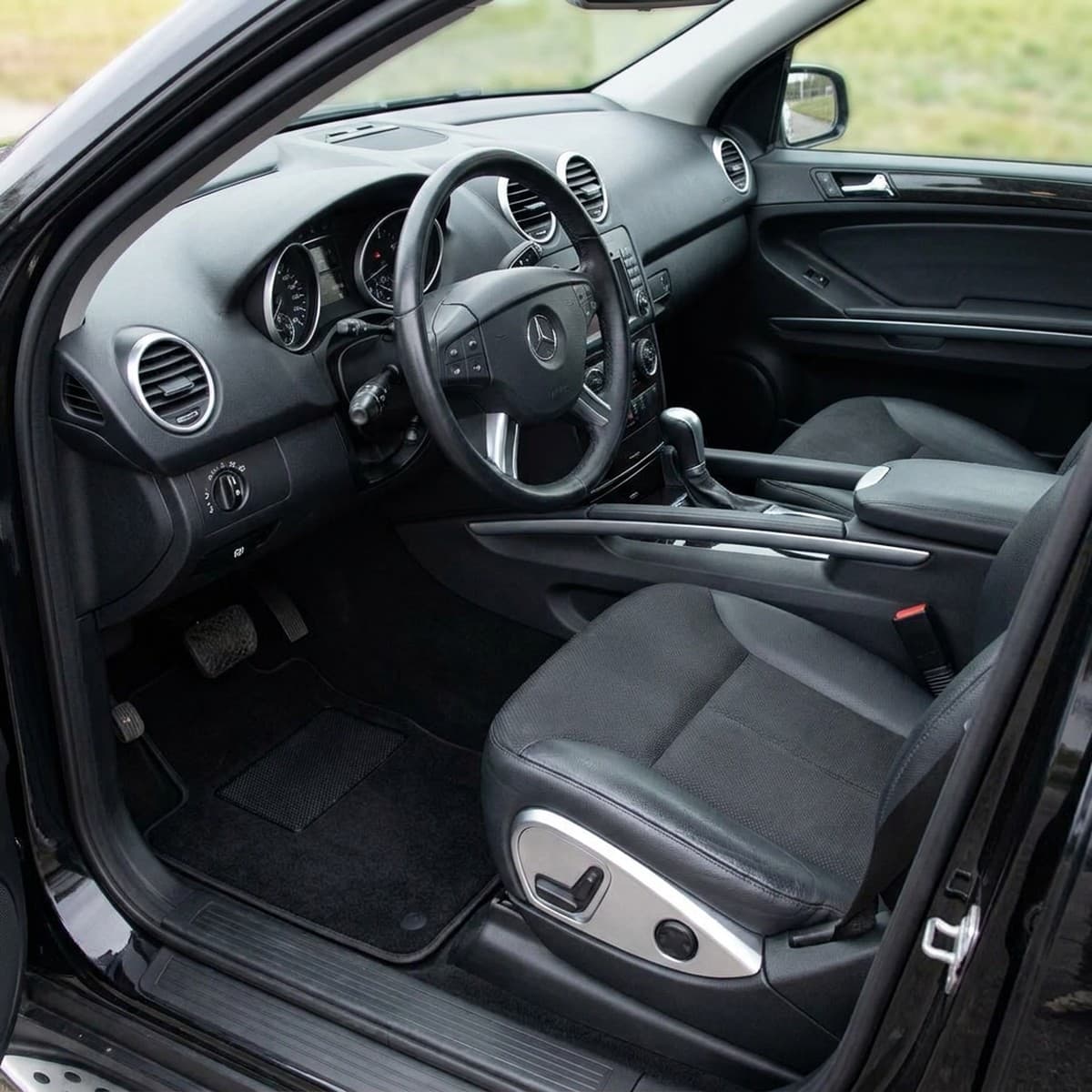 Tappetini in moquette Astro montati su Mercedes-Benz ML (2005-2011)
