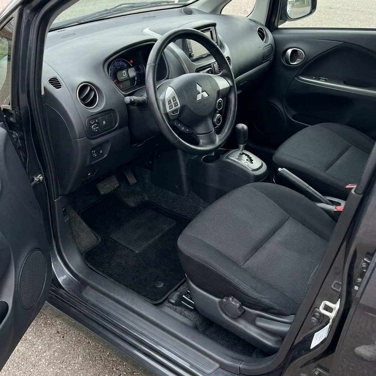 Tappetini in moquette Astro montati su Mitsubishi i-MiEV (elettrica) (2010-)