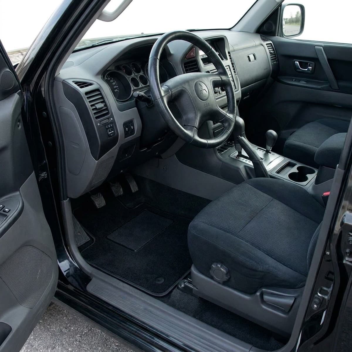 Tappetini in moquette Astro montati su Mitsubishi Pajero 3 porte (1999-2006)