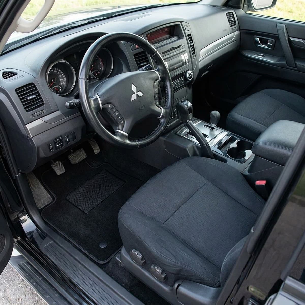 Tappetini in moquette Astro montati su Mitsubishi Pajero 3 porte (2006-2021)
