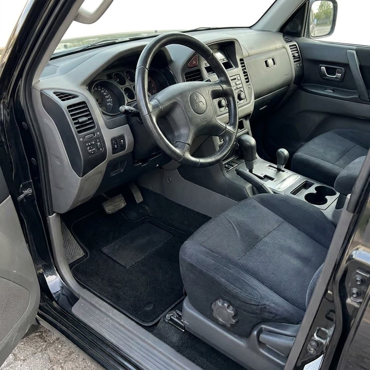 Tappetini in moquette Astro montati su Mitsubishi Pajero 5 porte (1999-2006)