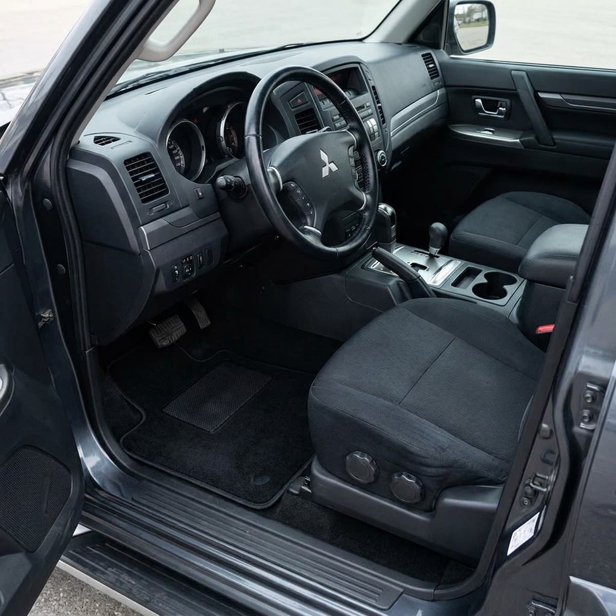 Tappetini in moquette Astro montati su Mitsubishi Pajero 5 porte (2006-2021)