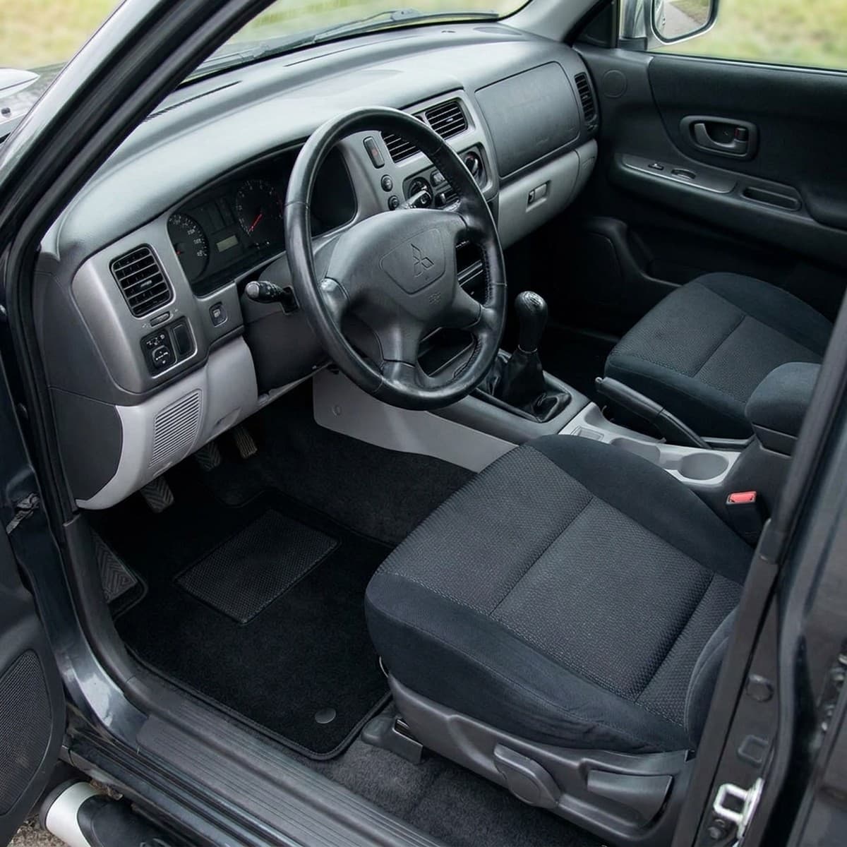 Tappetini in moquette Astro montati su Mitsubishi Pajero Sport (1996-2008)