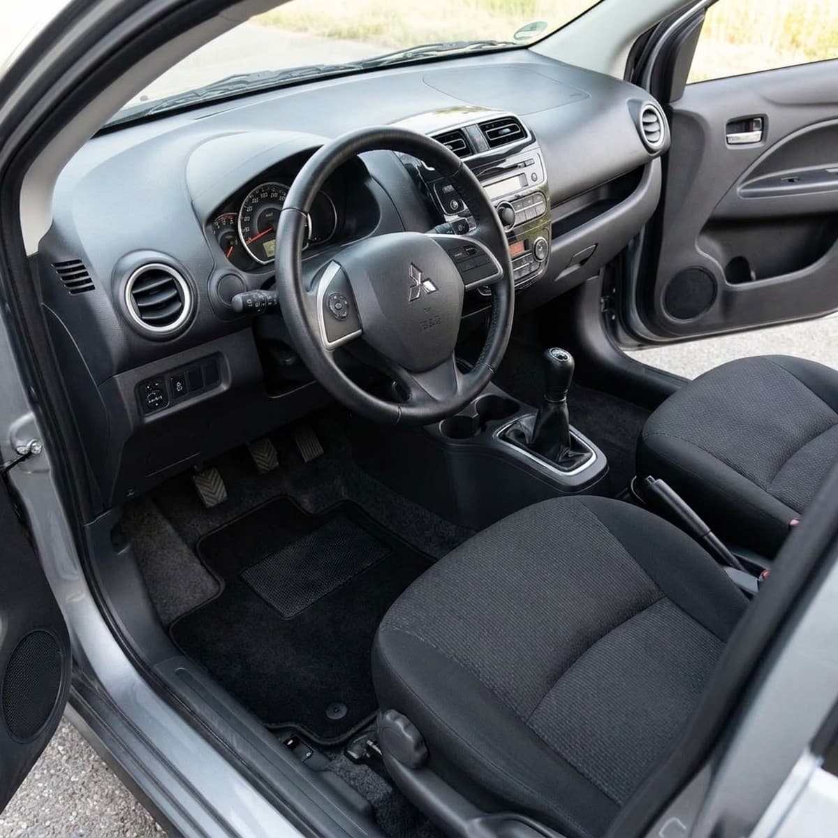 Tappetini in moquette Astro montati su Mitsubishi Spacestar (2013-)