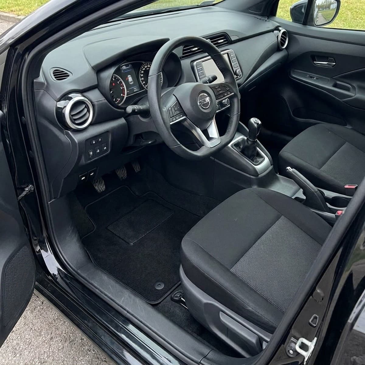 Tappetini in moquette Astro montati su Nissan Micra (2018-)