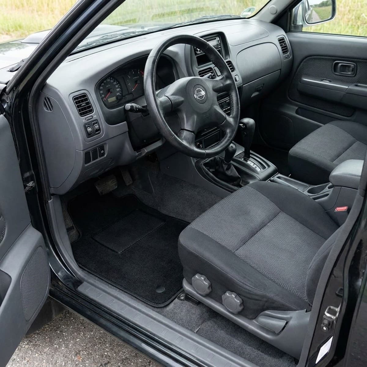 Tappetini in moquette Astro montati su Nissan Navara (2000-2006)