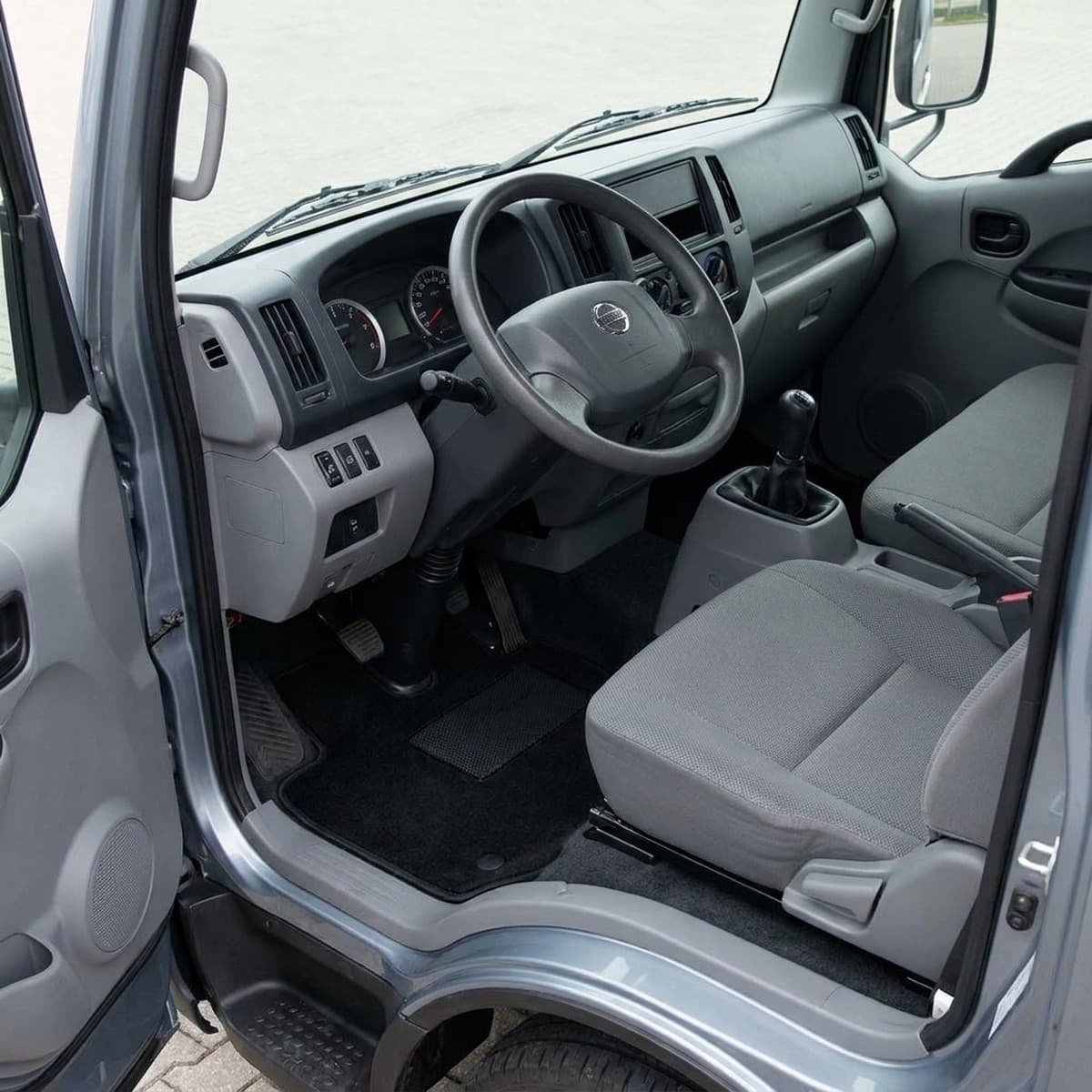 Tappetini in moquette Astro montati su Nissan NT400 Cabstar (2008-)