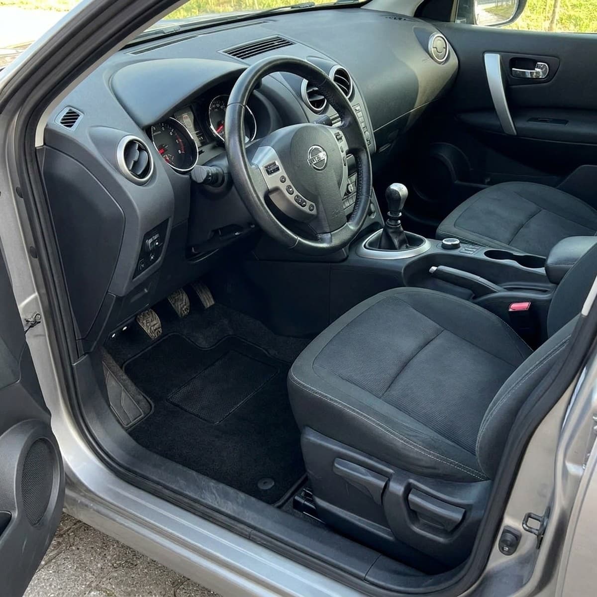 Tappetini in moquette Astro montati su Nissan Qashqai+2 (2008-2014)