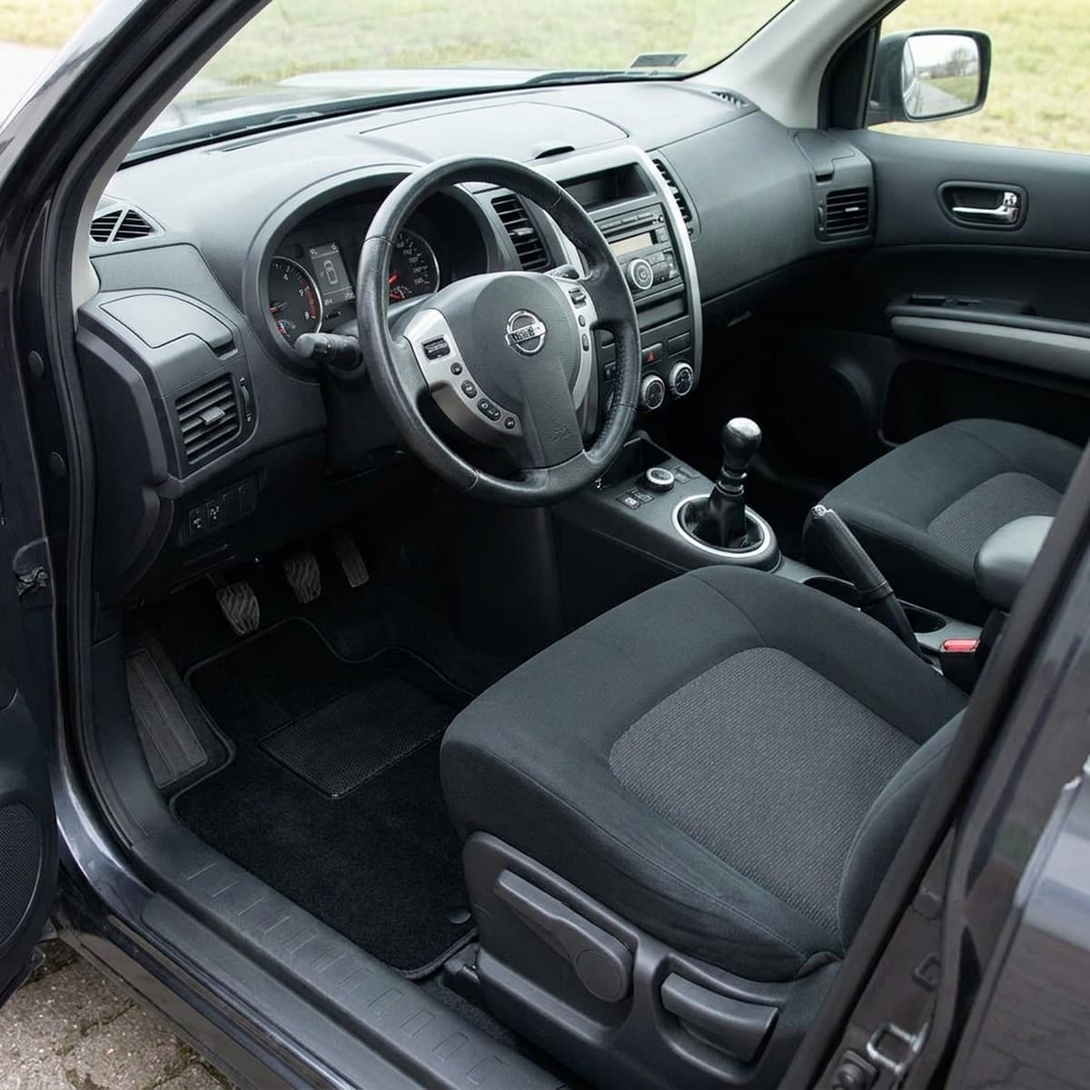 Tappetini in moquette Astro montati su Nissan X-Trail (2007-2014)