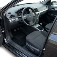 Tappetini in moquette Astro montati su Opel Astra H Berlina e SW (2005-2010)
