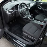 Tappetini in moquette Astro montati su Opel Astra K Berlina e SW (2016-2021)