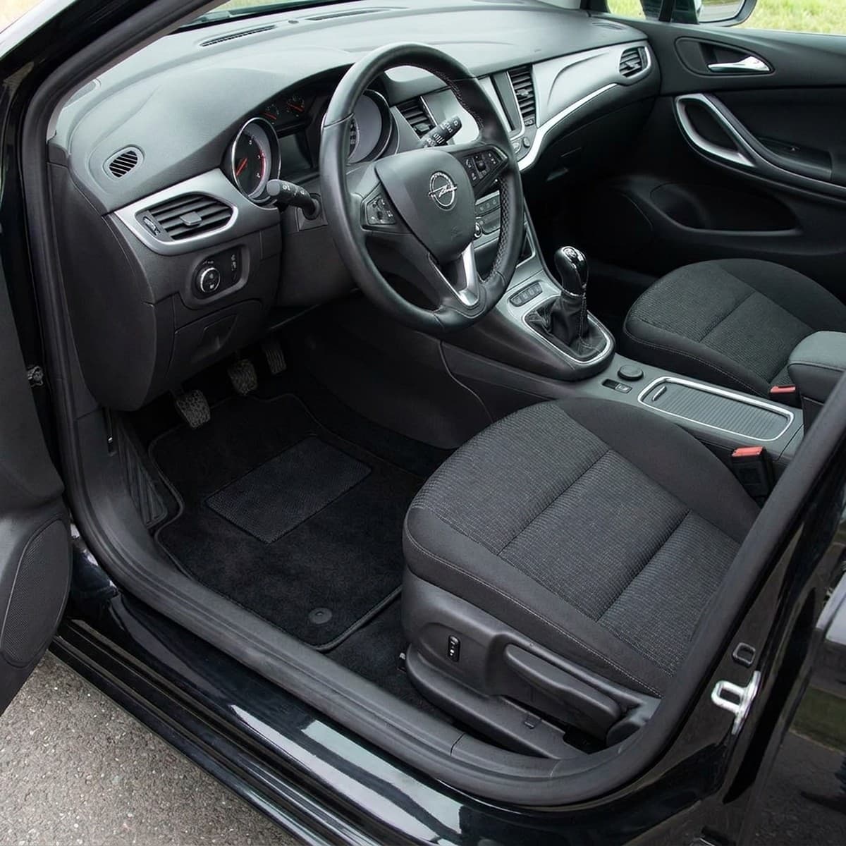 Tappetini in moquette Astro montati su Opel Astra K Berlina e SW (2016-2021)